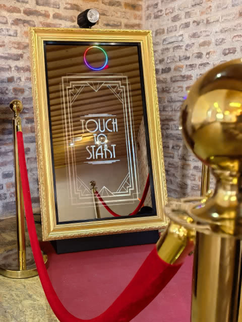 Fotospiegel vor einer Steinwand